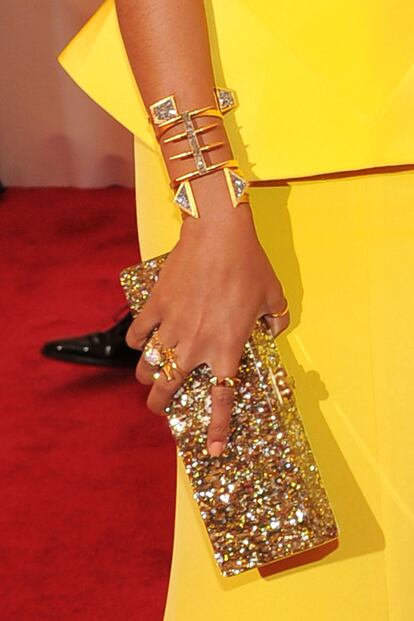 La cartera de Solange Knowles es de Edie Parker, que queda fenomenal con el brazalete y anillos geométricos.