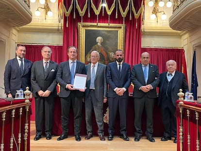 En la foto, de izq. a dcha.: Alfonso Iglesia, presidente de CEIA;  José María Alonso, presidente de CIAM-CIAR; Guillermo Escribano, director general del Español en el Mundo; José Antonio Escudero, presidente de honor Real Academia de Jurisprudencia y Legislación de España; Fernando García Muiña, vicerrector de Investigación, transferencia e innovación de la Universidad Rey Juan Carlos de Madrid; y Castor Miguel Díaz Barrado, académico de número de la Real Academia de Jurisprudencia y Legislación de España.