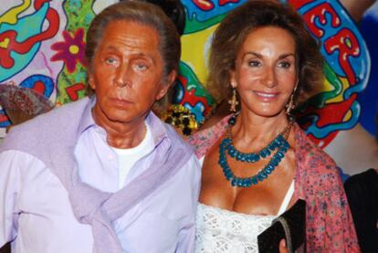 El diseñador Valentino con Nati Abascal, en la fiesta Flower Power de Pachá