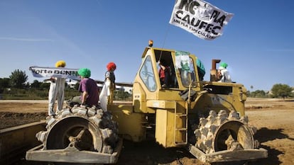 Acción ecologista contra el Plan Caufec, en noviembre de 2007.