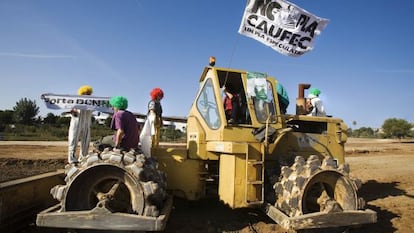 Acci&oacute;n ecologista contra el Plan Caufec, en noviembre de 2007.