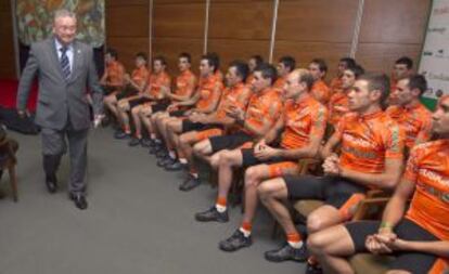 Miguel Madariaga pasa frente a los corredores durante la presentación del equipo para la temporada 2012.