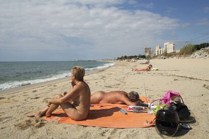 Banyistes prenen el sol despullats a la platja de Sant Simó, situada al nord de Mataró (Maresme).