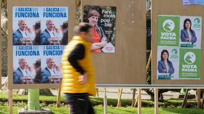 Un hombre camina junto a los carteles electorales situados en la Plaza de la Constitución en Lugo, el 5 de febrero.