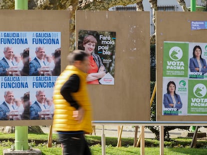 Un hombre camina junto a los carteles electorales situados en la Plaza de la Constitución en Lugo, el 5 de febrero.