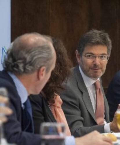 Juli&aacute;n N&uacute;&ntilde;ez, presidente de la patronal Seopan, y Rafael Catal&aacute;, secretario de Estado de Infraestructuras, coincidieron la semana pasada en un acto organizado en Madrid por la APIE. 