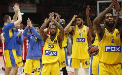 Los jugadores del Maccabi saludan a sus aficionados tras un partido de la Euroliga.