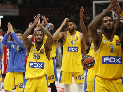 Los jugadores del Maccabi saludan a sus aficionados tras un partido de la Euroliga.