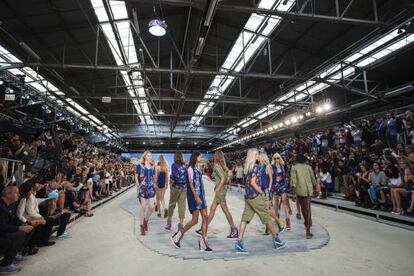 Escenario de playa californiana para el desfile en Nueva York de la colección primavera-verano 2014 de Tommy Hilfiger.