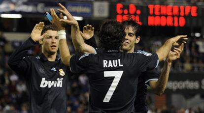 Cristiano Ronaldo y Kaká felicitan a Raúl por su gol ante el Tenerife.