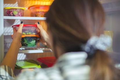 En España, según datos oficiales, cada habitante arrojó el año pasado al contenedor una media de 28,21 kilos de alimentos. Conservar y organizar bien los productos es importante para combatir el derroche.