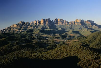 Hace 36 millones de años, las comarcas del interior de Cataluña estaban cubiertas por un mar interior que desapareció con el gran plegamiento alpino que dio origen a los Pirineos. Resultado de aquel proceso geológico son las cuevas del Toll y de Salnitre, la montaña de Montserrat (en la foto) y la cuenca potásica catalana. / www.geoparc.cat/es