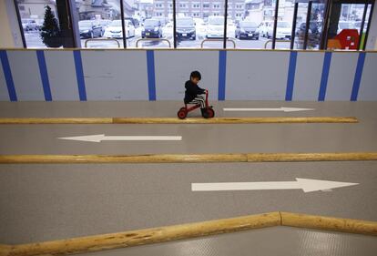 Lori Hiyama de cuatro años, conduce una triciclo en el interior de un parque infantil construido para evitar la exposición a la radiación de los más pequeños en Koriyama.