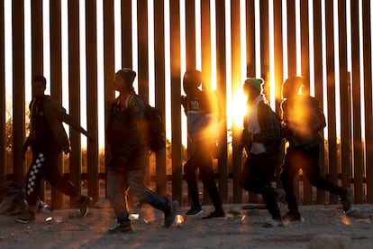 Un grupo de migrantes camina junto al muro fronterizo que divide Sonoyta y Lukeville, el pasado 12 de diciembre. 