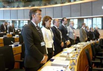 Fotografía facilitada por la Xunta de su presidente, Alberto Núñez Feijóo (i), junto a los presidentes de Navarra, Yolanda Barcina (2i), Extremadura, José Antonio Monago (3i), y Baleares, José Ramón Bauzá (4i), hoy en el Comité de las Regiones de la Unión Europea, en Bruselas,  donde han guardado un minuto de silencio en memoria de las víctimas de la tragedia del accidente de tren de Santiago de Compostela.