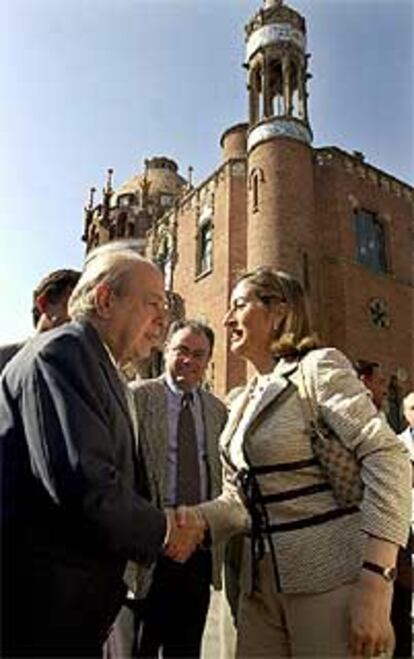 El presidente de la Generalitat saluda a la ministra Pastor a su llegada al ICCC.