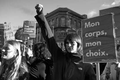 "Mi cuerpo, mi elección", se puede leer en esta pancarta durante una manifestación feminista en Toulouse (Francia), en noviembre de 2022.