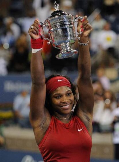 Serena Williams levanta su trofeo tras la final femenina del US Open