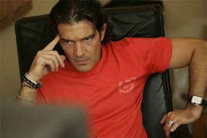 Antonio Banderas, en la sala de montaje de los estudios Resonancia, de Madrid, donde trabajaba el viernes en la película <i>El camino de los ingleses</i> junto a Mercedes Alted.