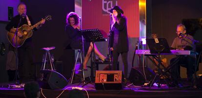 Pancho Varona, Mara Barros y Antonio García de Diego con una espontánea, al micro, durante su recital sabinero.