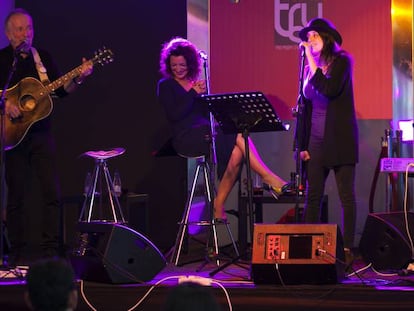 Pancho Varona, Mara Barros y Antonio García de Diego con una espontánea, al micro, durante su recital sabinero.