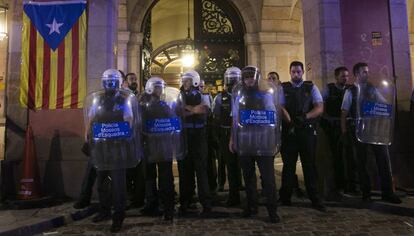 Un grupo de 'mossos' defiende este lunes el acceso al Parlament.