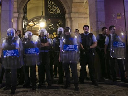 Un grupo de 'mossos' defiende este lunes el acceso al Parlament.
