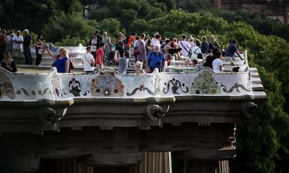 La plaza de la Natura encima de la Sala Hip&oacute;stila en el Parc G&uuml;ell.