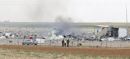 Agentes de la Guardia Civil investigan en el lugar del siniestro. Los responsables de la investigación desconocen aún las razones del accidente.