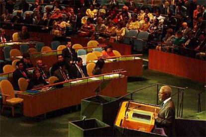 El secretario general de la ONU, Kofi Annan, pronuncia su informe anual en la inauguración de la 60ª Asamblea General de la ONU.