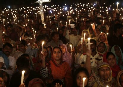 Cristianos paquistaníes sostienen velas durante una vigilia por las víctimas de un atentado suicida mortal con responsabilidad atribuída al grupo islamista Jamaat-ul-Ahrar, en Lahore, Pakistán. 
