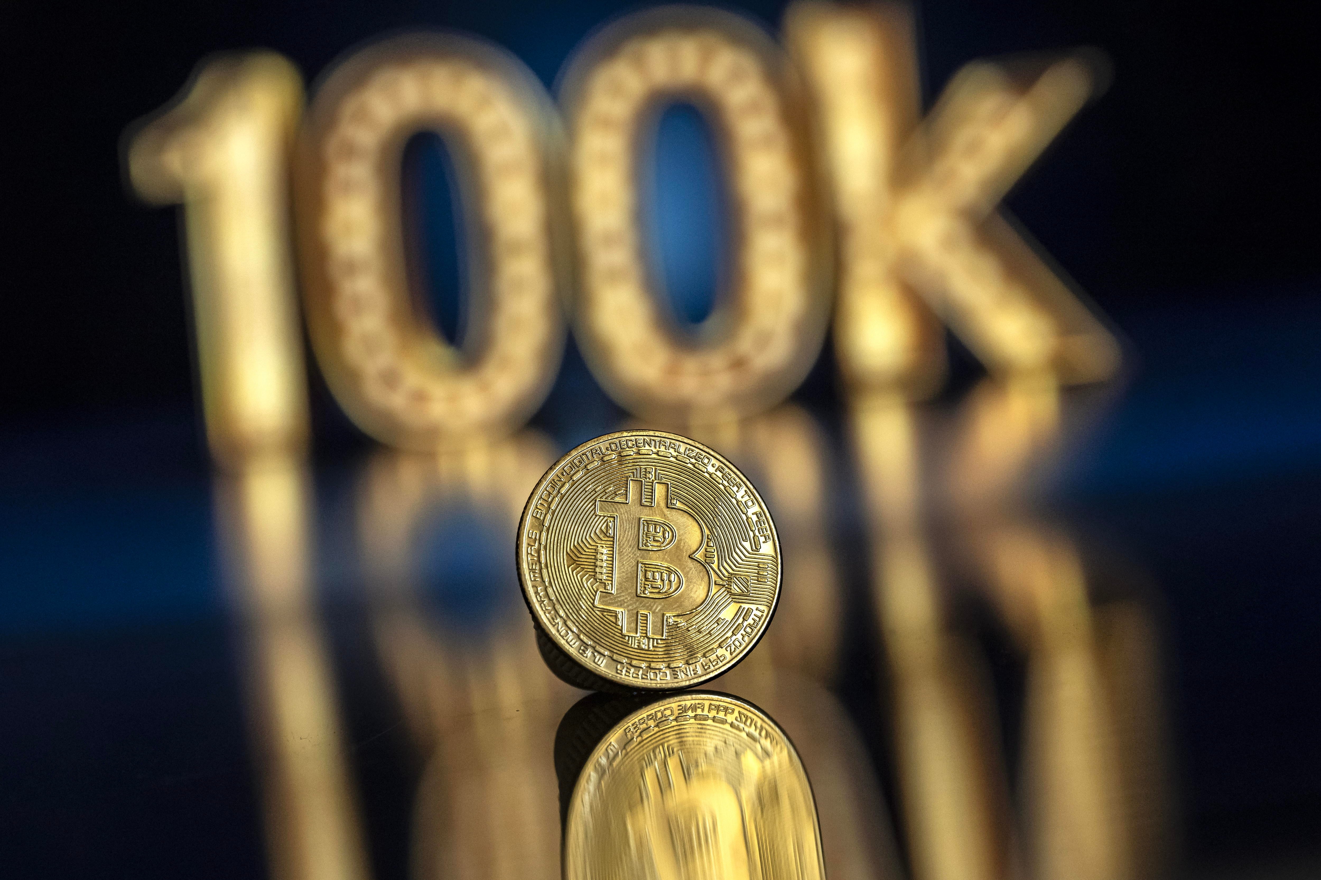 Vista de una moneda simbólica de Bitcoin, que se acerca a los 100.000 dólares de valoración.