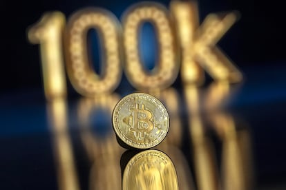 Vista de una moneda simbólica de Bitcoin, que se acerca a los 100.000 dólares de valoración.