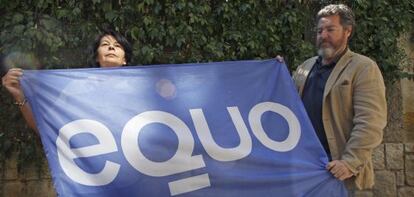 El líder de Equo, Juan López de Uralde, y la dirigente de este partido Inés Sabanés, ante la sede de su partido en Madrid. 