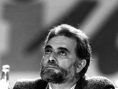 Julio Anguita, en la jornada inaugural de la Segunda Asamblea Federal de Izquierda Unida en 1990.