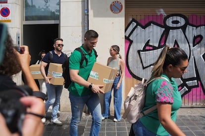 Agentes de la UCO salen de la casa del exministro de Transportes, José Luis Ábalos, este martes en Valencia.
