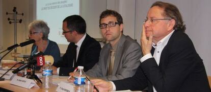 De izquerda a derecha. Casals, Tusseau, Royo y Ramoneda, ayer, en la conferencia en París.