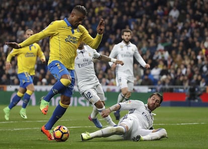 El delantero ghanés de la UD Las Palmas, Kevin-Prince Boateng (i), intenta llevarse el balón ante el defensa del Real Madrid, Sergio Ramos.