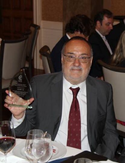 Alfredo Relaño sostiene el premio.