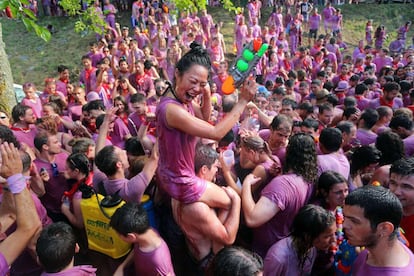 Un año más, con motivo de la festividad de San Pedro, Haro ha revivido la Batalla del Vino, que se ha convertido en una cita inexcusable para vecinos de esta localidad y de pueblos y regiones limítrofes, pero también para numerosos turistas.