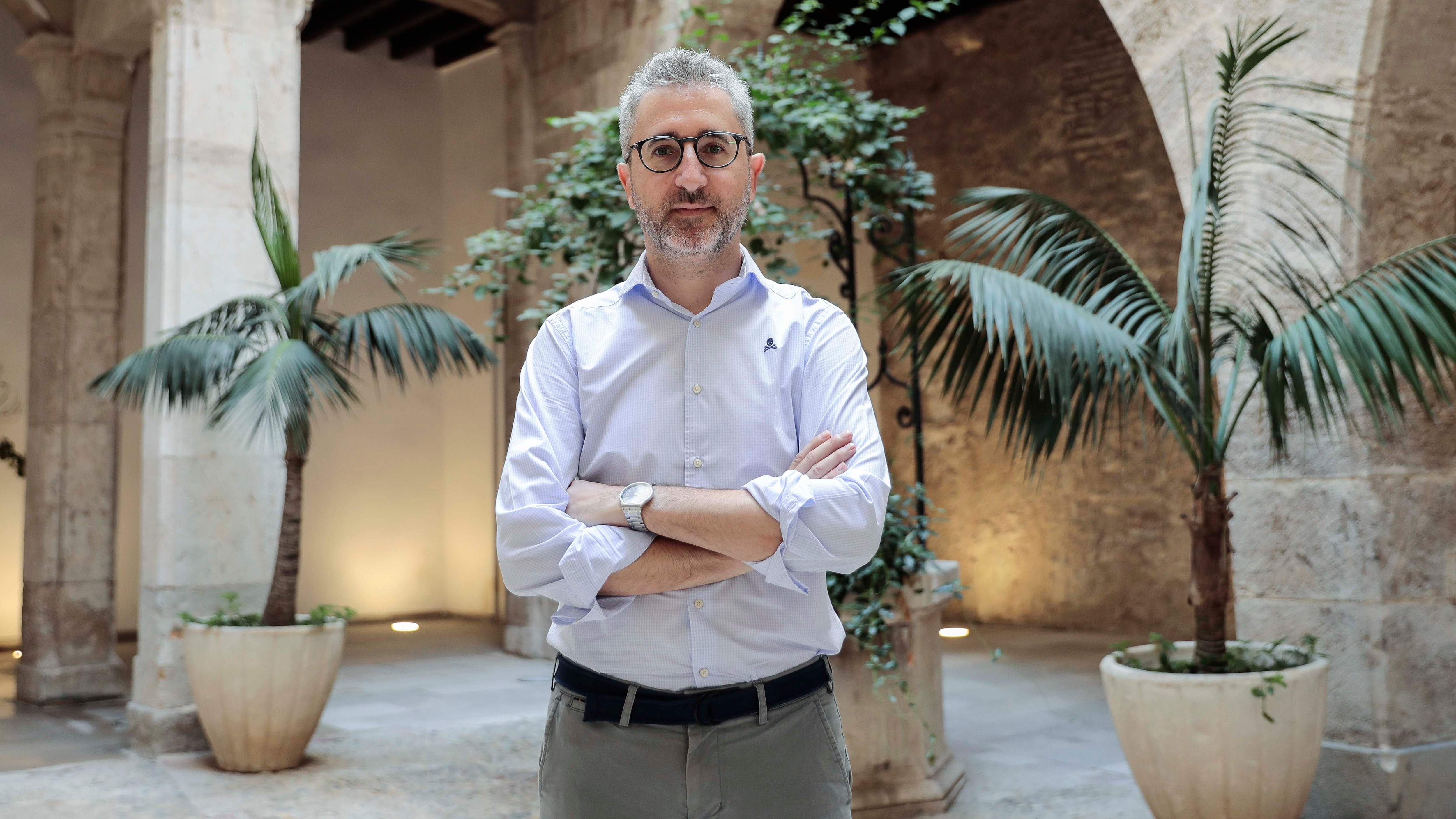 Arcadi España, cuando era consejero de Hacienda de la Generalitat, en una imagen de 2022, en el patio del departamento.