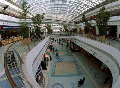 Vista interior de un gran centro comercial en Lisboa.