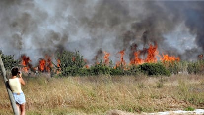 Uno de los focos del incendio que afecta a la localidad alicantina de Benitatxell.