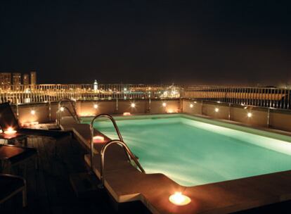 Piscina en la azotea del hotel Molina Lario, en Málaga