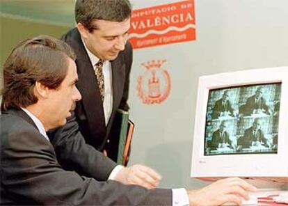 José María Aznar consulta en el ordenador datos sobre Max Aub. 

 / EFE