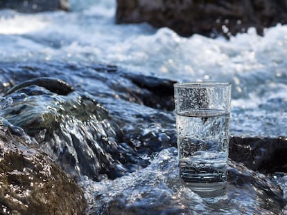 El agua mineral no solo alivia el estrés, también nos ayuda a mantenernos en nuestro peso y nos aporta minerales necesarios para el organismo.