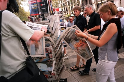 Lectores con diarios nacionales e internacionales en La Rambla de Barcelona, el 12 de septiembre de 2001, al siguiente día del ataque terrorista contra EE UU.