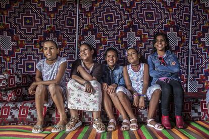 A los jóvenes refugiados saharauis les encanta mostrar retales de su cultura y enseñar sus tradiciones a sus familias de acogida. En la foto, un grupo de niñas, sentadas en una Haima instalada durante una jornada de convivencia en el municipio de Noreña, en Asturias.