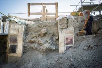 Un arqueólogo excava en el área del Regio V en el yacimiento arqueológico de Pompeya