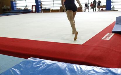 El ejercicio de suelo es el único que se realiza con música. Sara Bayón, la coreógrafa del equipo español, ha montado los dos ejercicios europeos de acuerdo con las personalidades de cada una de las gimnastas.